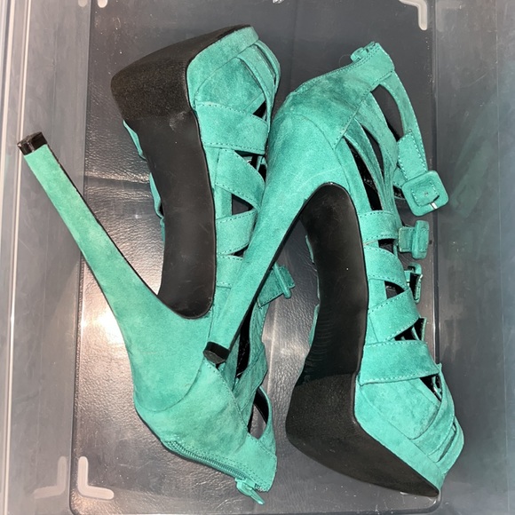 Like New Strappy Sandals - Picture 5 of 8